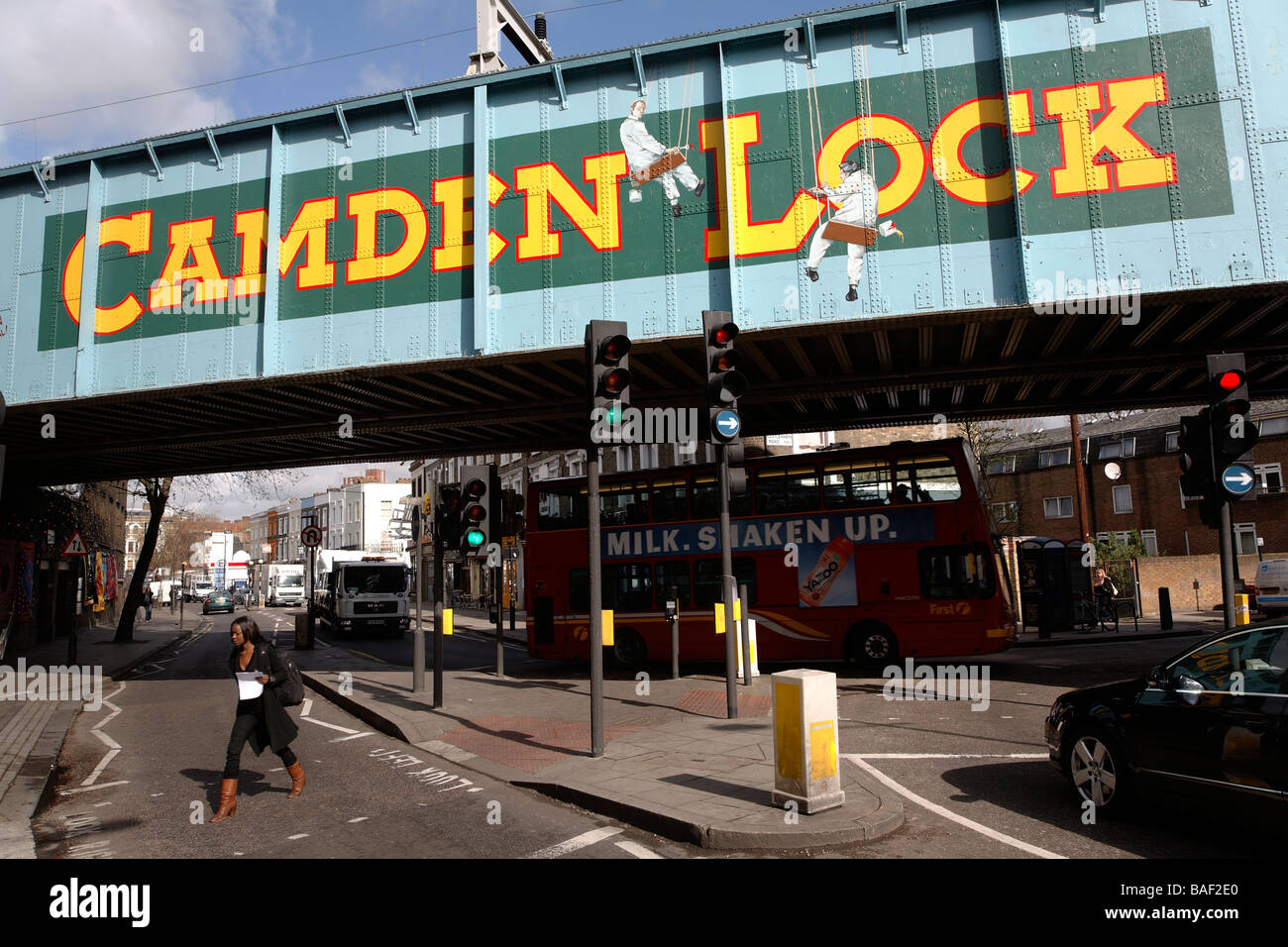 Camden Lock market ponte ferroviario a Londra Inghilterra Foto Stock