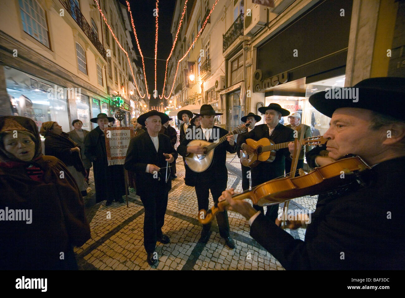 COIMBRA PORTOGALLO Periodo da indossare costumi società folcloristica membri cantare su Dia De Reis giorno del re Foto Stock