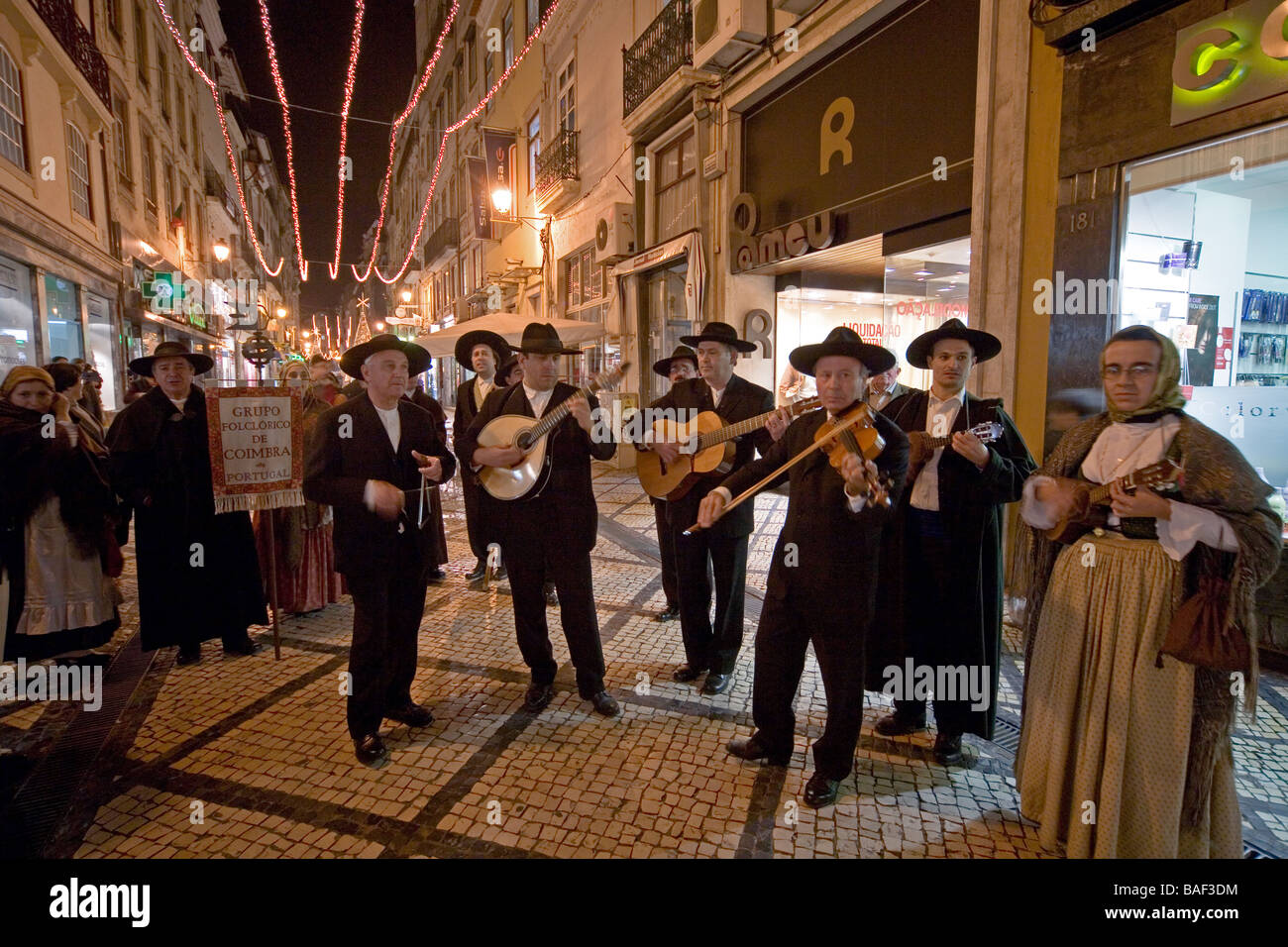 COIMBRA PORTOGALLO Periodo da indossare costumi società folcloristica membri cantare su Dia De Reis giorno del re Foto Stock