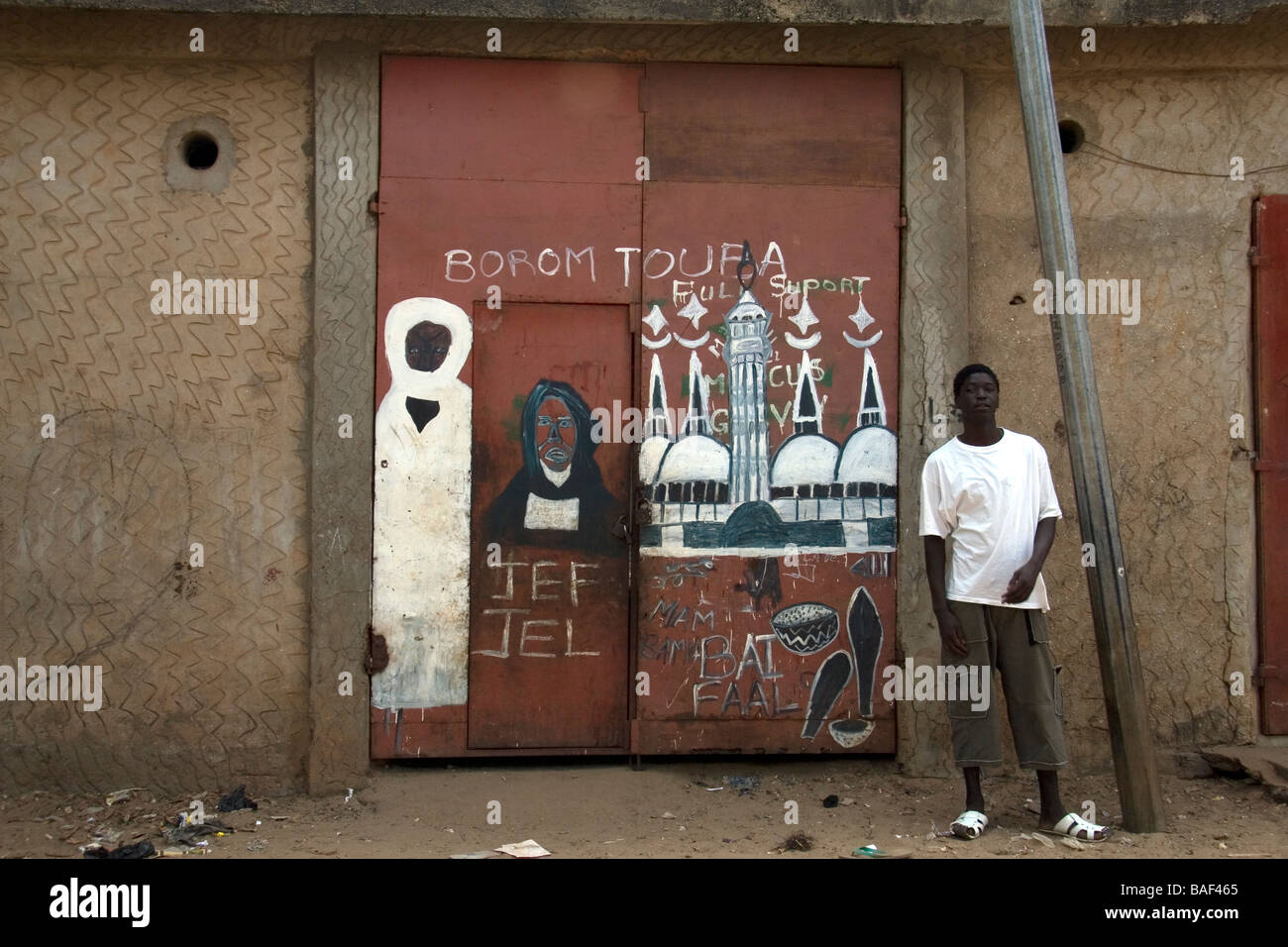 Pittura murale in Banjul Gambia Africa occidentale da parte degli stati di Baye Fall sub-gruppo di musulmani fratellanza Mouride Foto Stock