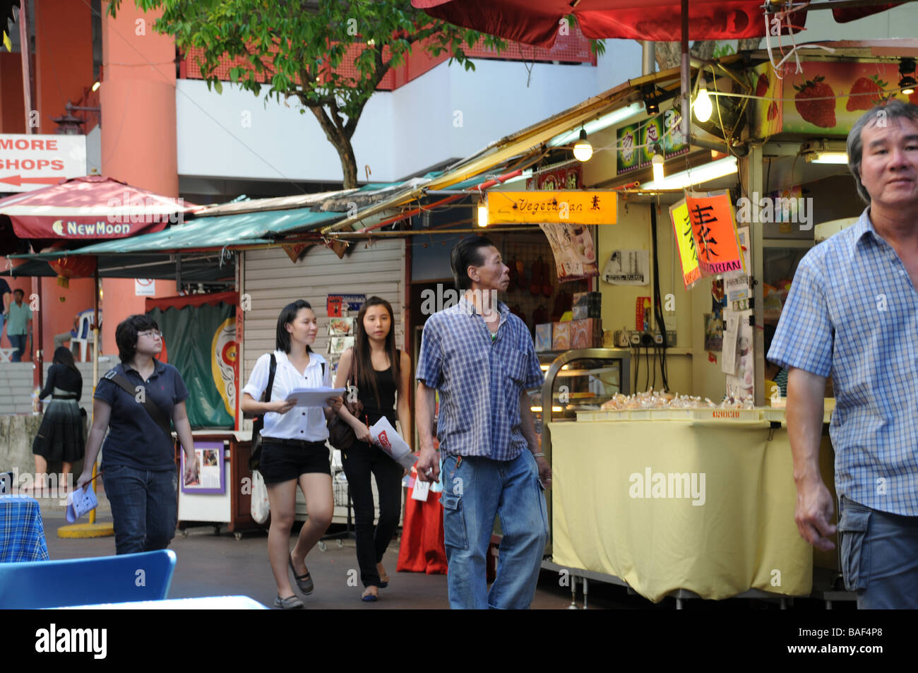 Singapore, la gente a piedi attraverso un mercato a Chinatown Foto Stock