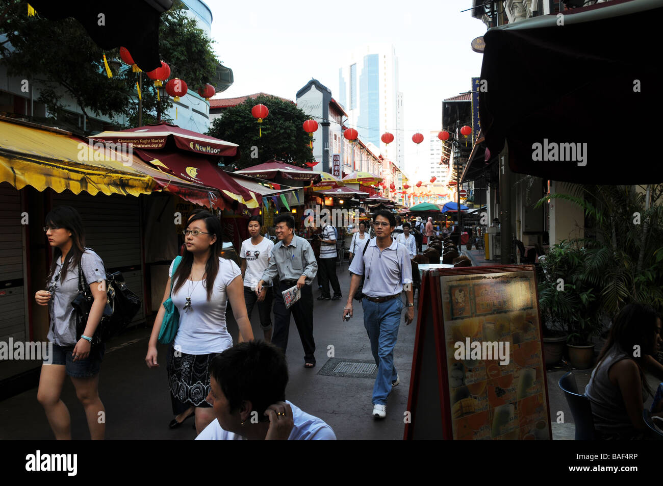 Singapore, studenti scherzare su come essi a piedi attraverso Chinatown Foto Stock