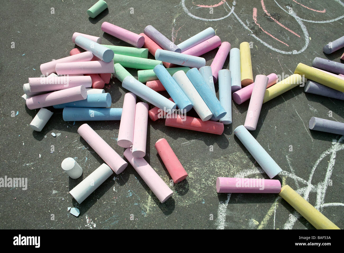 Bastoni colorati di chalk pronto per fare bella arte marciapiede Foto Stock