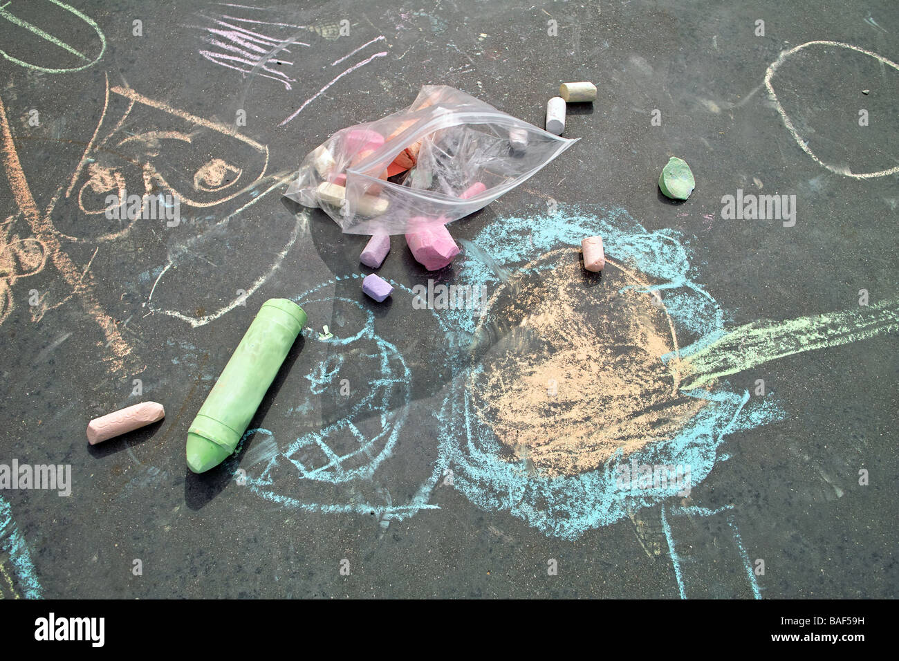 Il marciapiede chalk arte creata con blocchi di gesso da un sacchetto di plastica Foto Stock