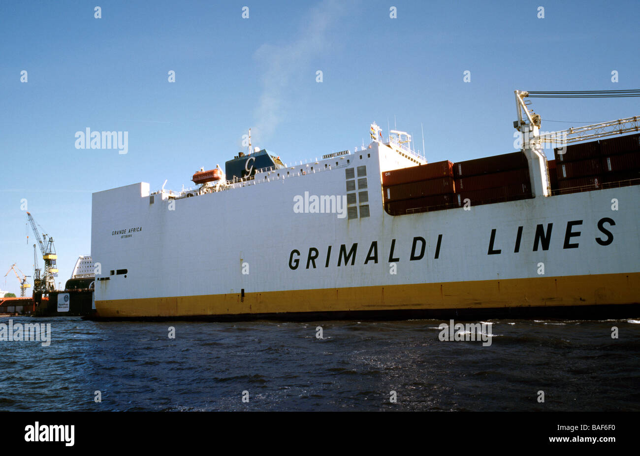 Aprile 20, 2009 - Grimaldi Grande Africa lascia il porto tedesco di Amburgo. Foto Stock