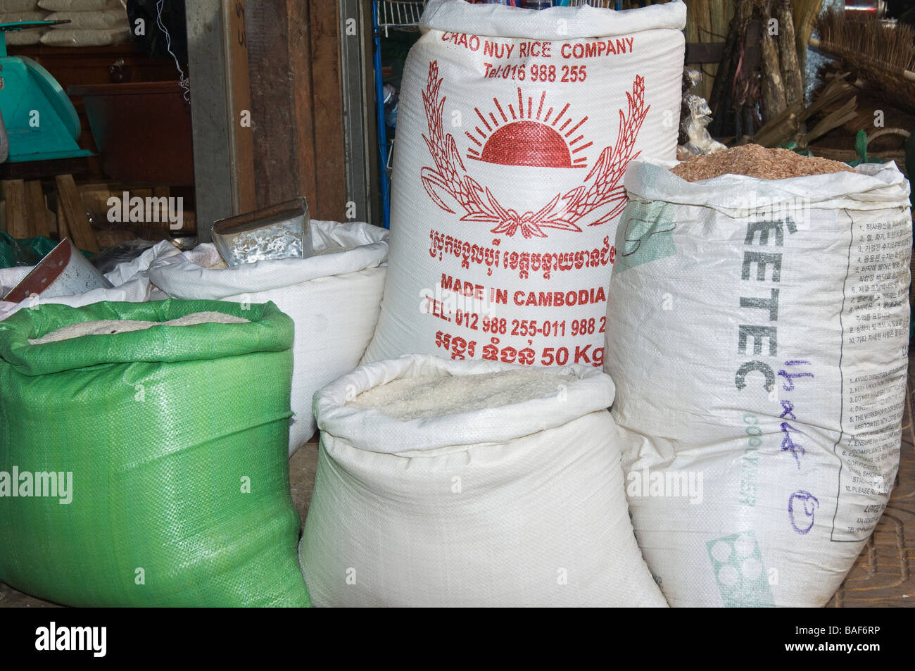 Sacchi di riso sul mercato alimentare di Siem Reap Cambogia Foto Stock