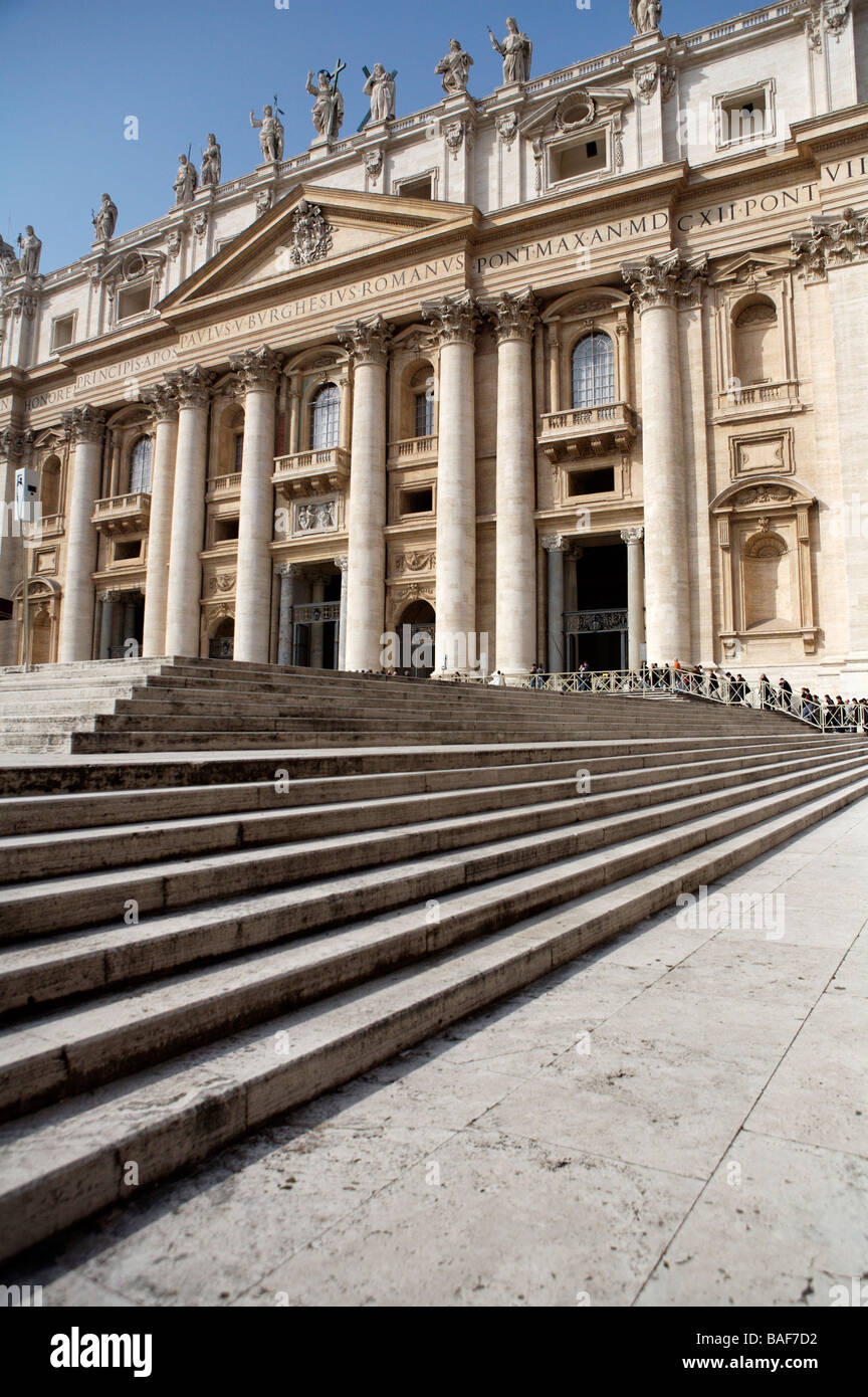 I passaggi e la Basilica di San Pietro in Vaticano a Roma Foto Stock