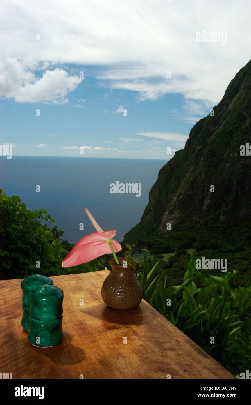 Area salotto con vista e cocktail su un tavolo a St Lucia, nei Caraibi Foto Stock
