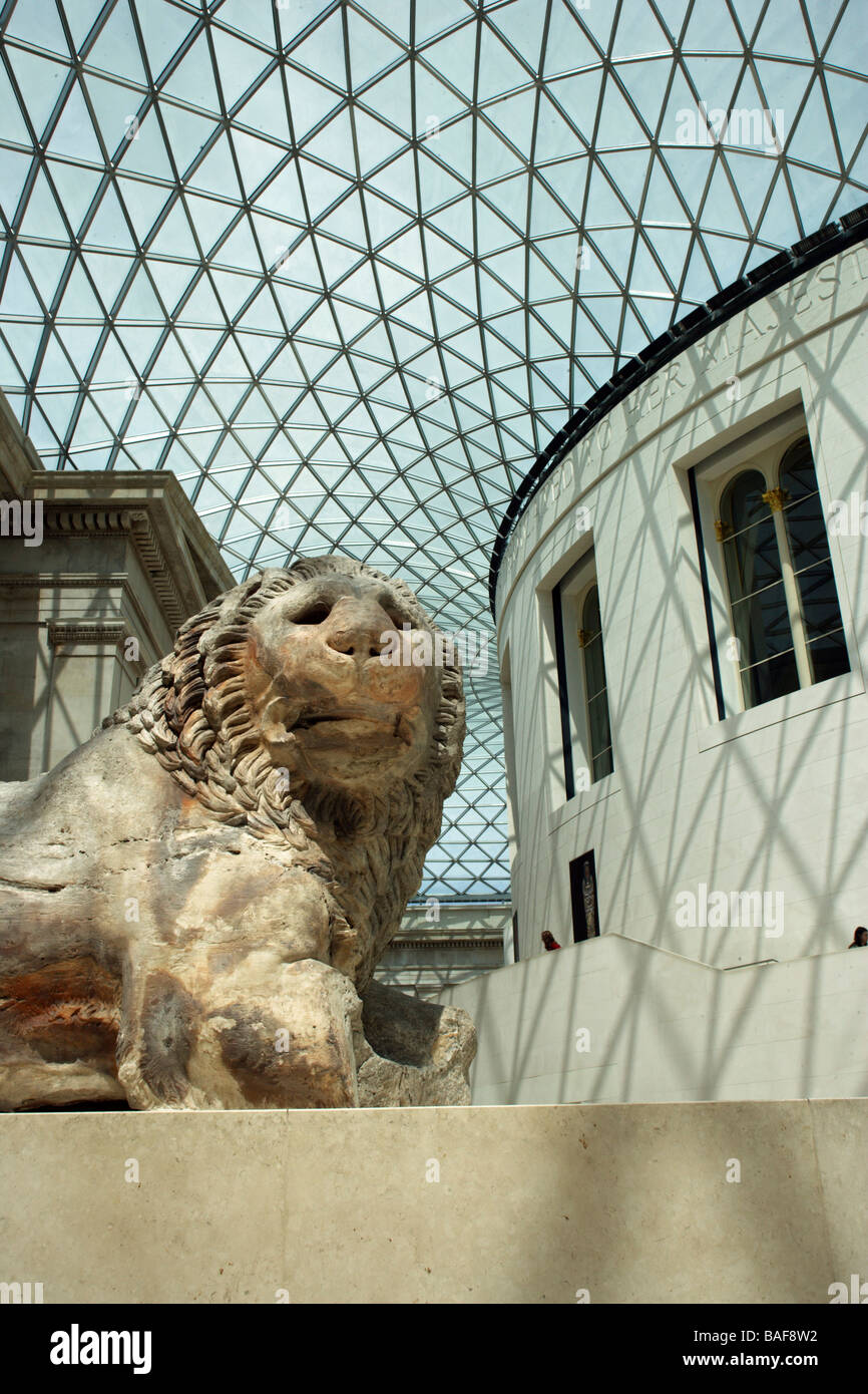 British Museum Great Court, Londra, Regno Unito, Foster e Partner, British museum grande corte vecchio leone nella grande corte. Foto Stock