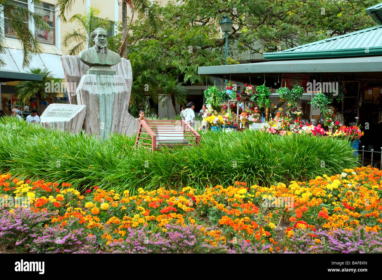 Una scultura di Jose Maria Castro Madriz e giardino di fiori in una piazza della città di San Jose, Costa Rica, America Centrale Foto Stock
