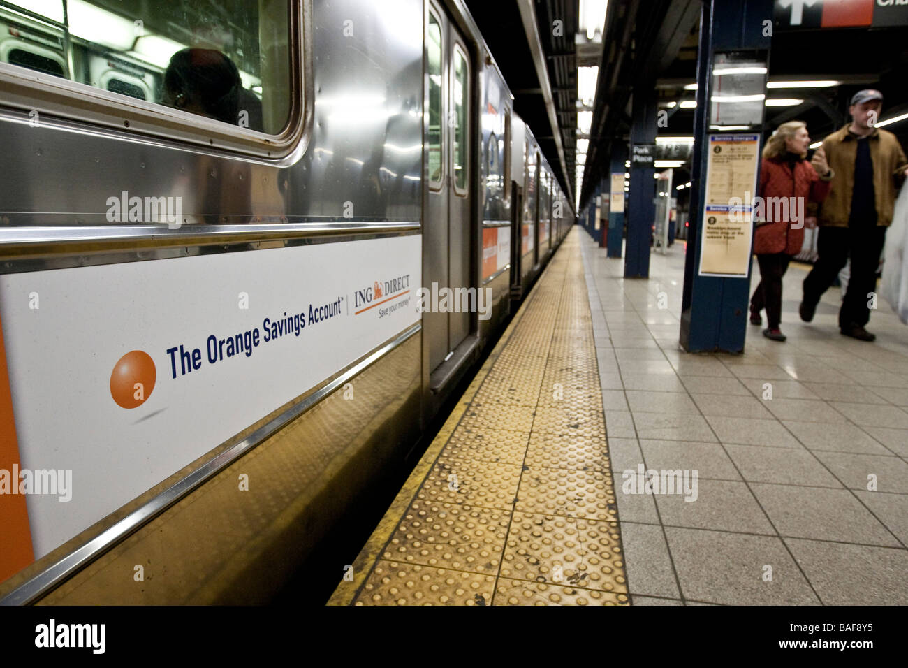 La pubblicità della banca sul lato della vettura della metropolitana nella stazione di New York STATI UNITI D'AMERICA 15 Aprile 2009 Foto Stock