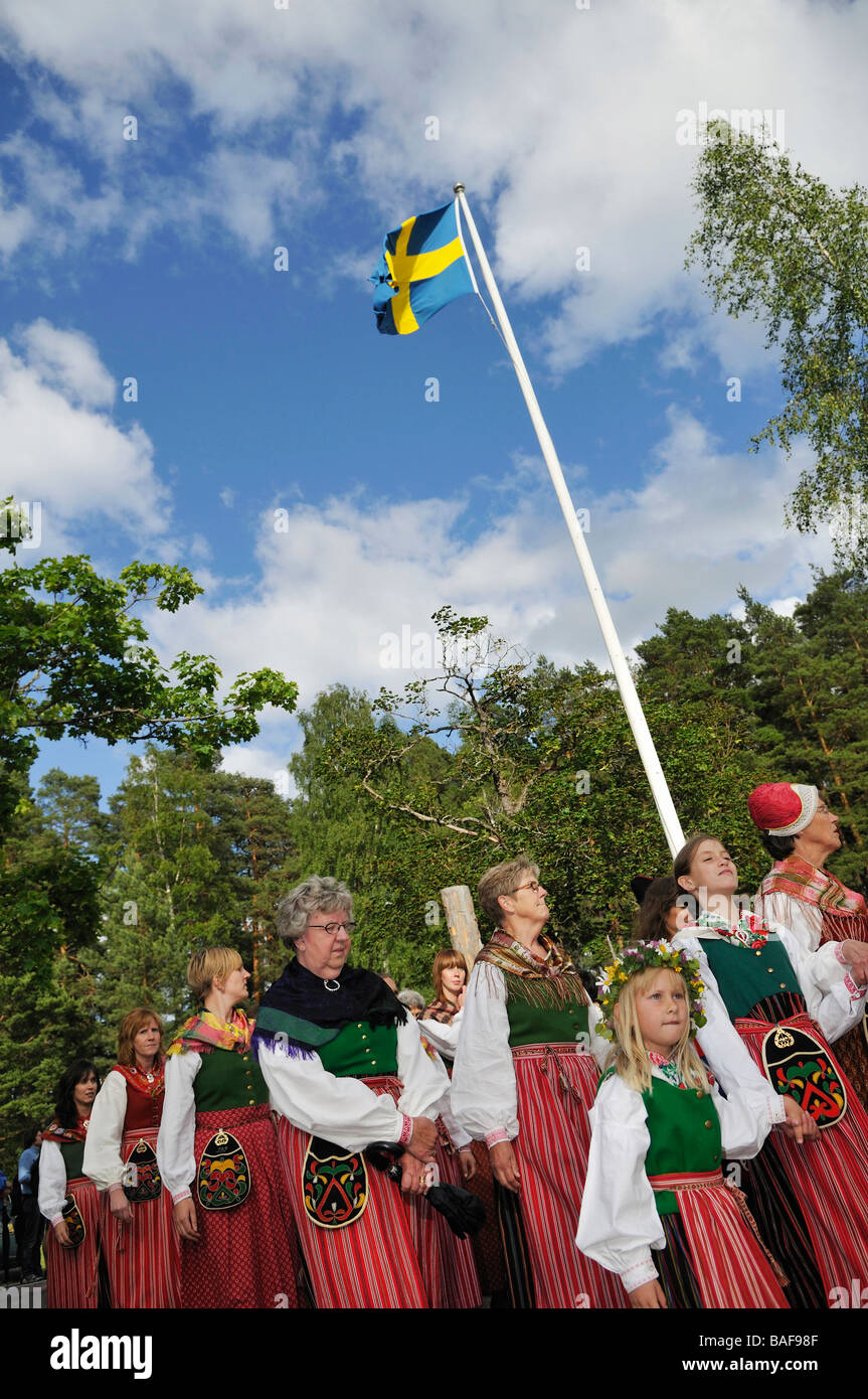 Persone con costumi alla celebrazione della festa di mezzanotte in Svezia Svaerdsjoe Giugno 2008 Foto Stock