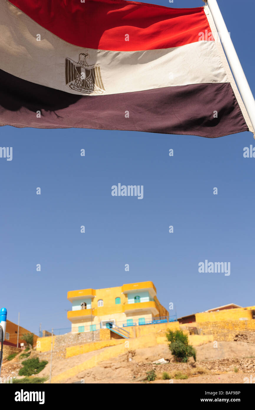 Africa Egitto una bandiera egiziana vola da una casa vicino a Aswan Foto Stock