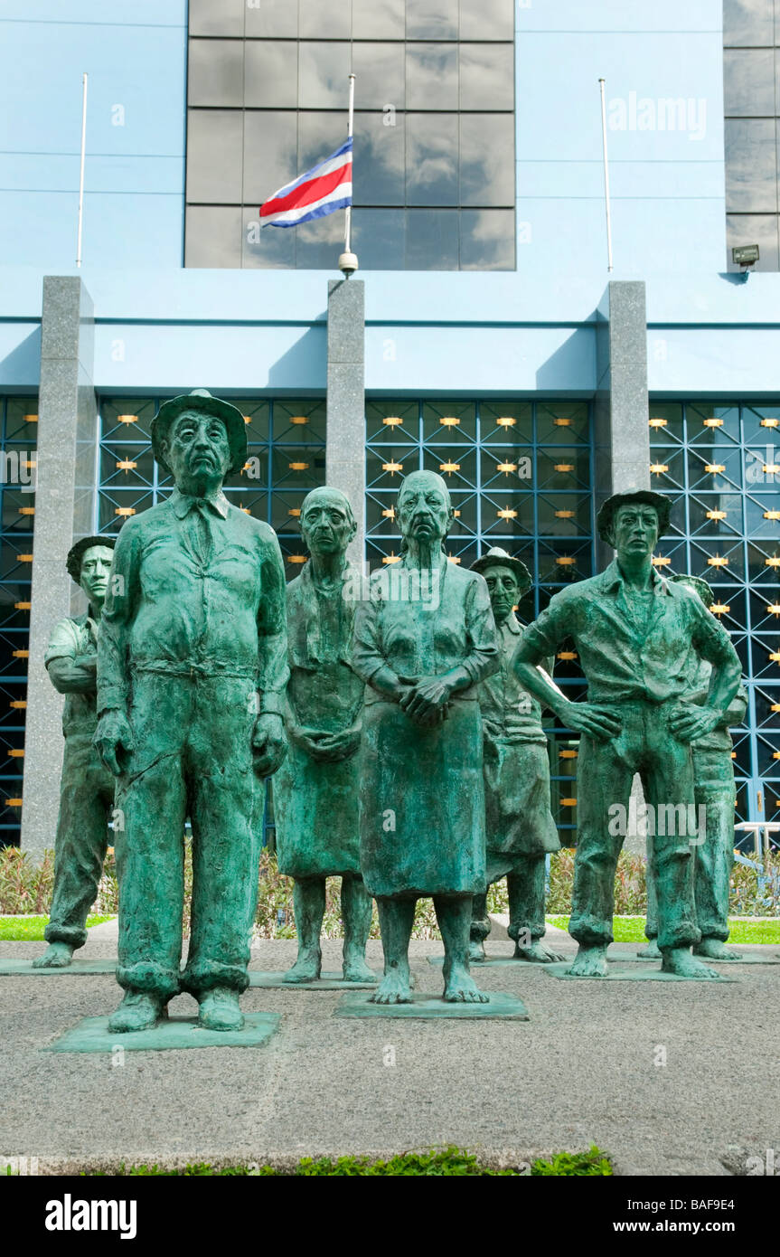 Una mostra d'arte delle sculture di contadini di fronte a una banca nel centro cittadino di San Jose, Costa Rica, America Centrale Foto Stock