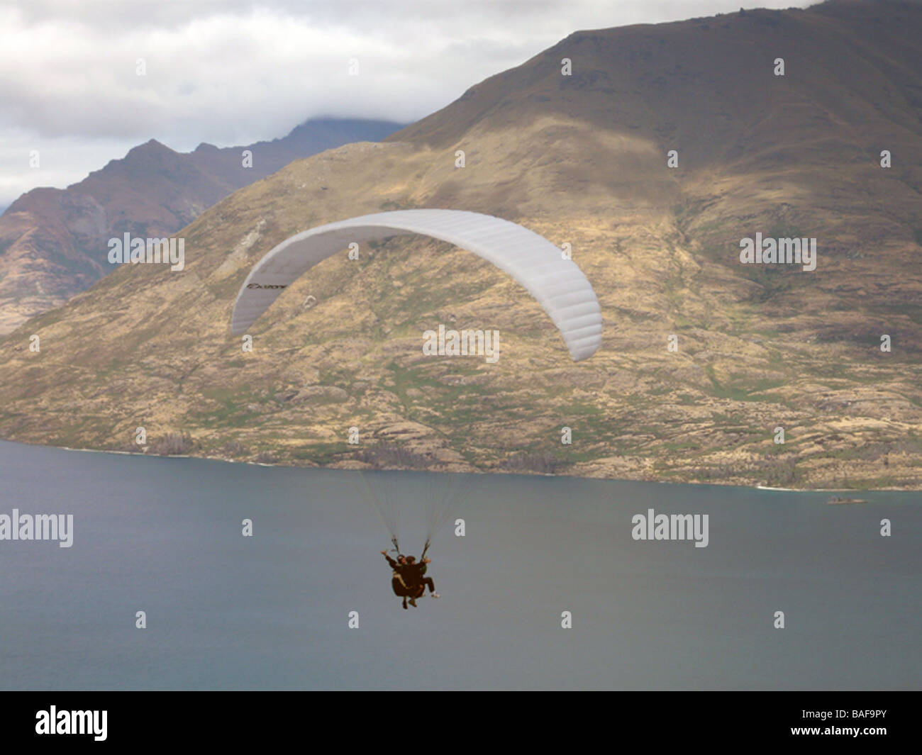 Il deltaplano a Queenstown in Nuova Zelanda con il lago di Wakatipu in background Foto Stock