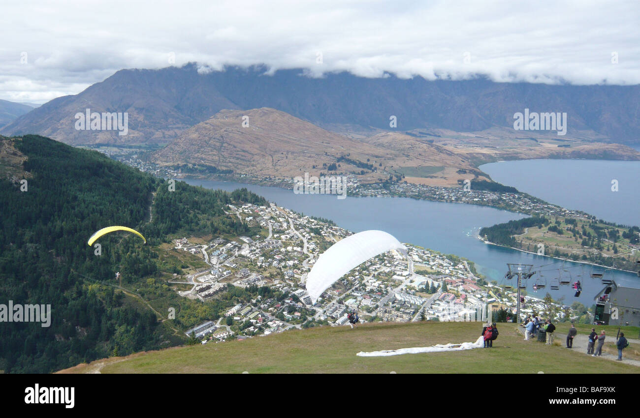 Il deltaplano a Queenstown in Nuova Zelanda con il lago di Wakatipu in background. Foto Stock