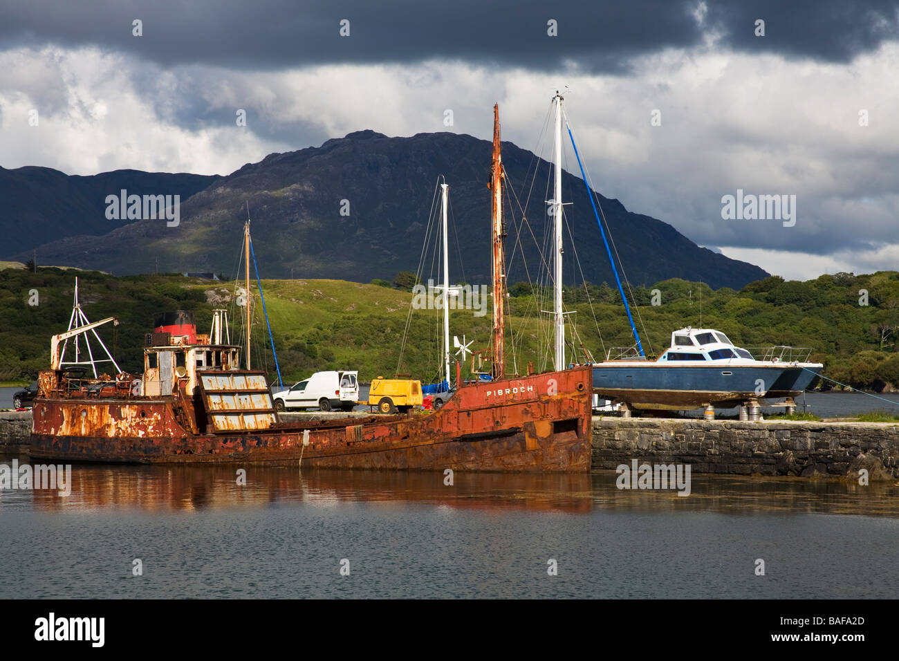 Abbandonata la nave Letterfrack Pier Connemara County Galway Irlanda Foto Stock