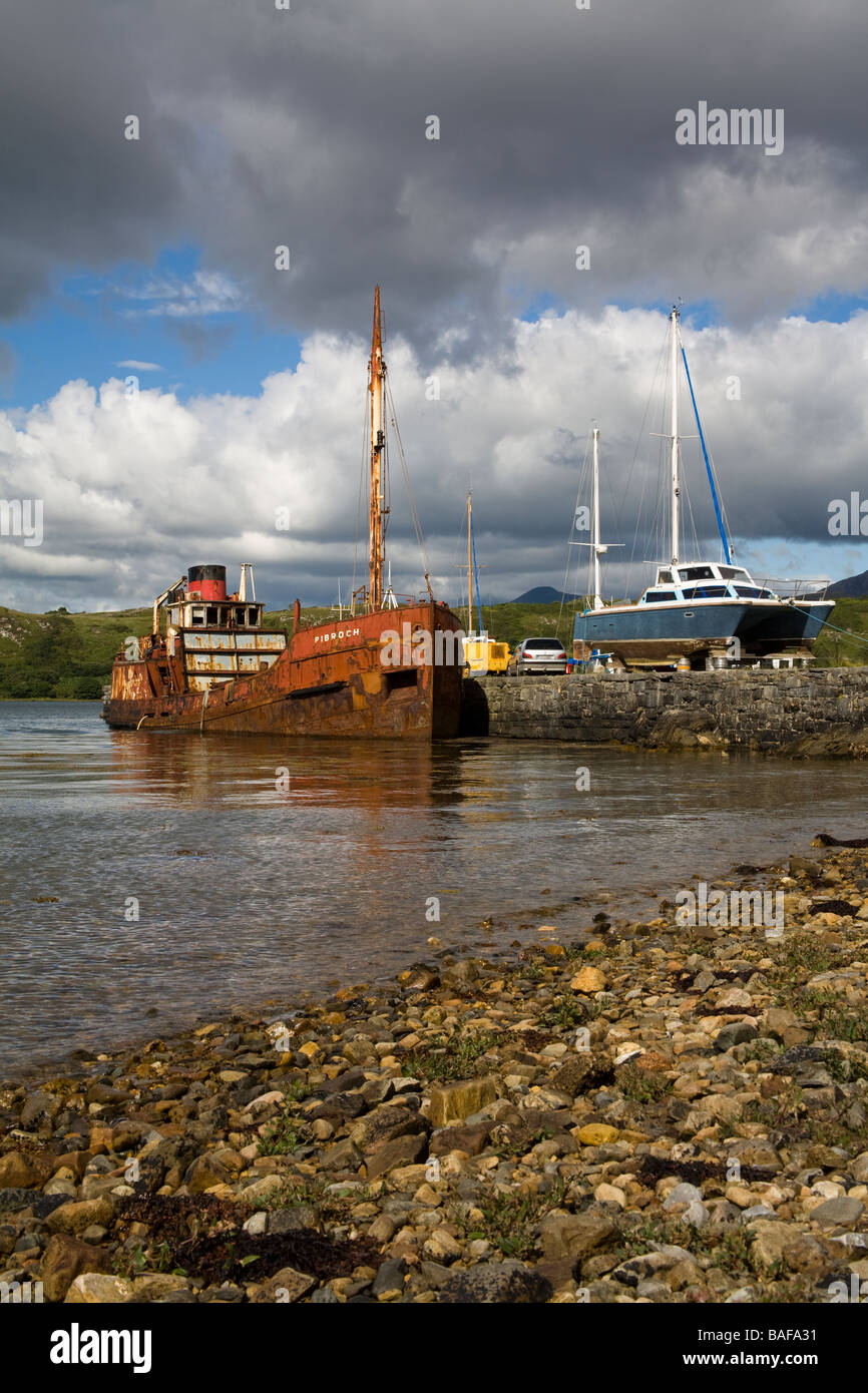 Abbandonata la nave Letterfrack Pier Connemara County Galway Irlanda Foto Stock