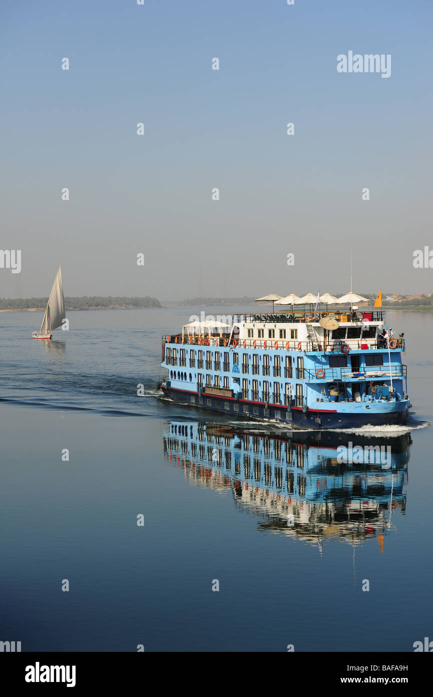 Africa Egitto un fiume Nilo barca capi nord nelle calme acque con una Feluca a vela dietro di essa Foto Stock
