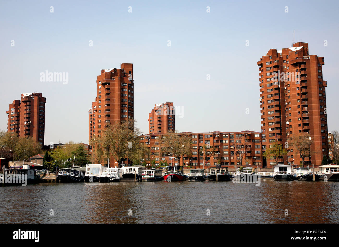 Appartamenti all'estremità del mondo Chelsea Londra vista dal fiume 2009 Foto Stock