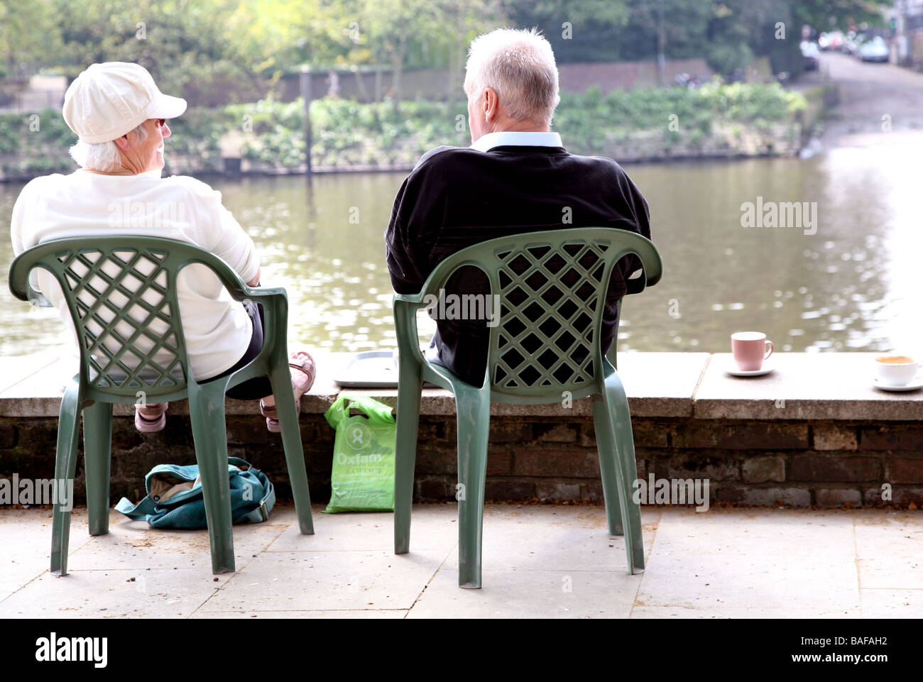 I cittadini anziani avente il tè accanto al Fiume Tamigi Richmond 2009 Foto Stock