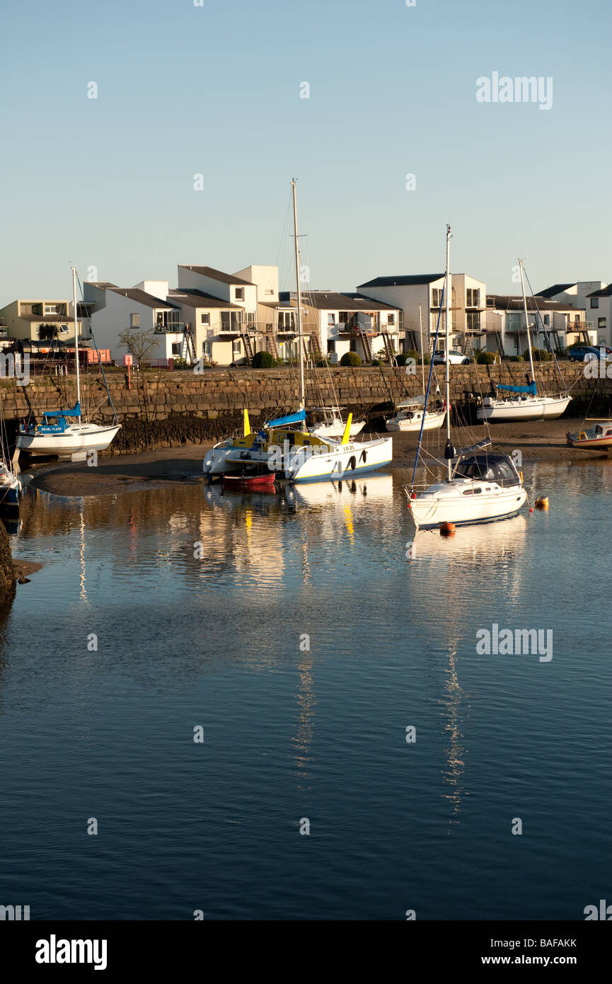 Appartamenti e monolocali - alcuni secondi o case vacanza - a Porthmadog porto e marina serata estiva gwynedd north Wales UK Foto Stock