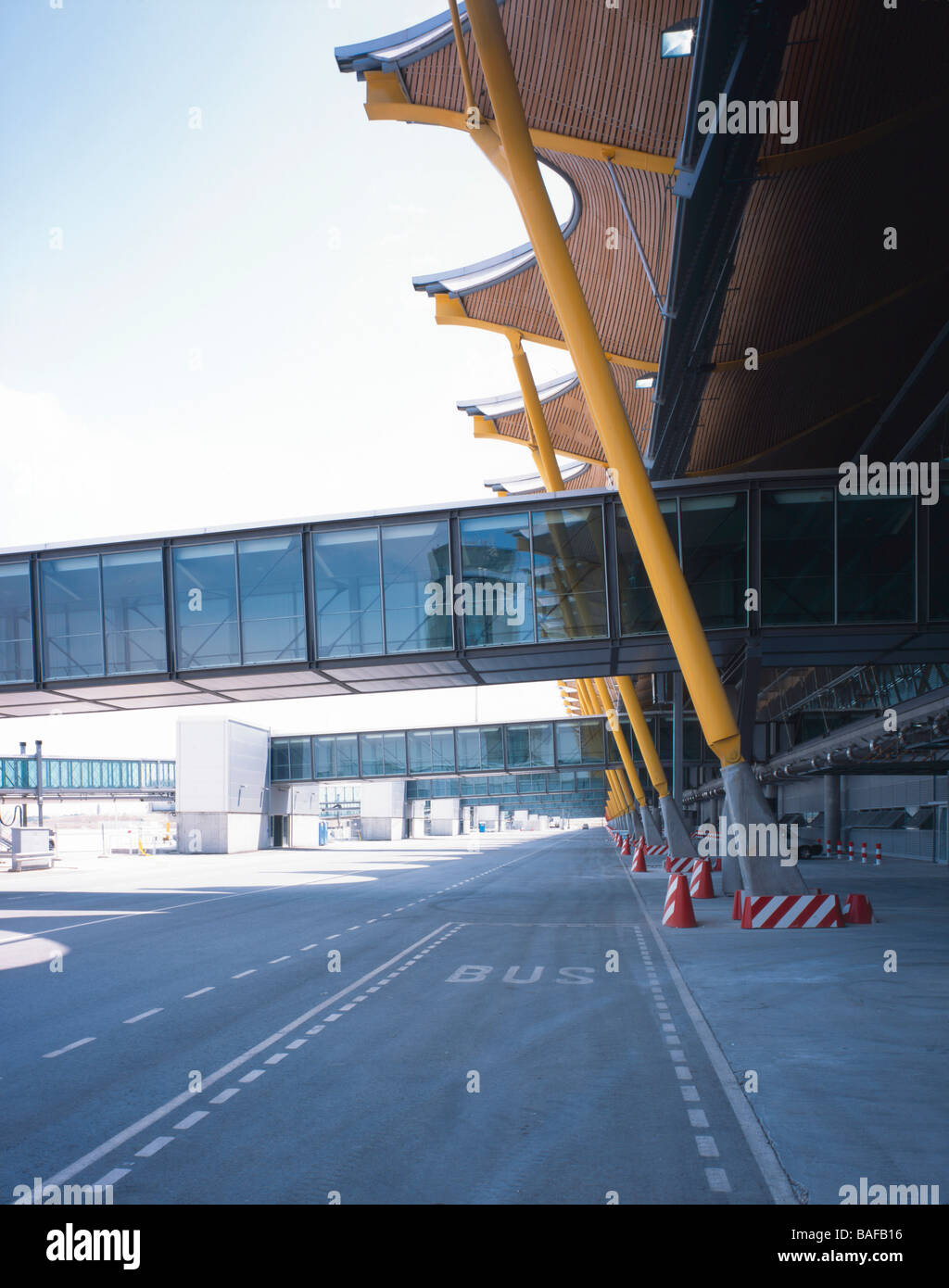 Dall'aeroporto Barajas di Madrid - Terminale 4, Madrid, Spagna, Richard Rogers Partnership, aeroporto Barajas di Madrid - Terminale 4 facciata con Foto Stock