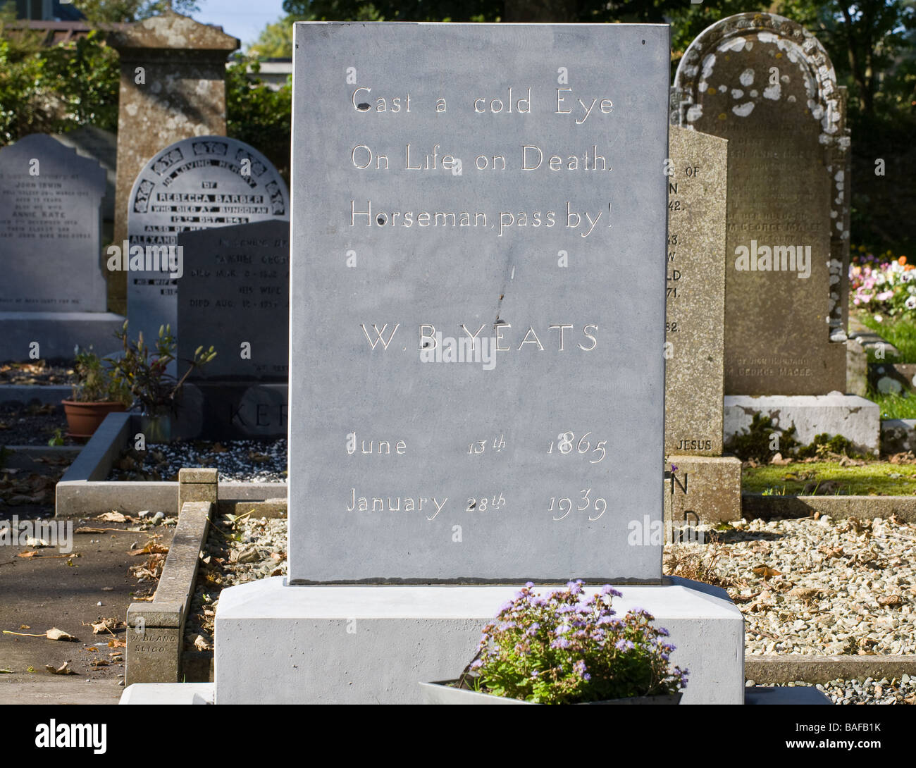 Poetico di pietre tombali irlandese. Gettare un occhio a freddo sulla vita e sulla morte. Cavaliere, passata a. W.B. Yeats tomba di pietra. Foto Stock