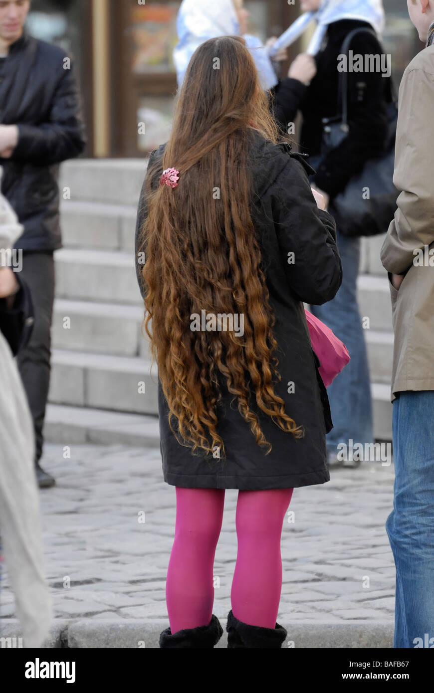 Ragazza giovane con capelli lunghi che vanno inserite nella chiesa Russa Foto Stock