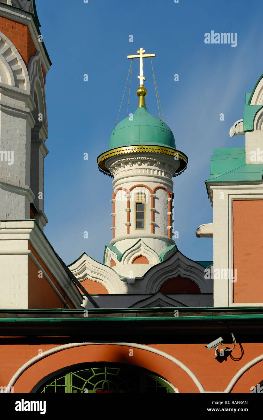 Chiesa con cupola dorata croce ortodossa Foto Stock