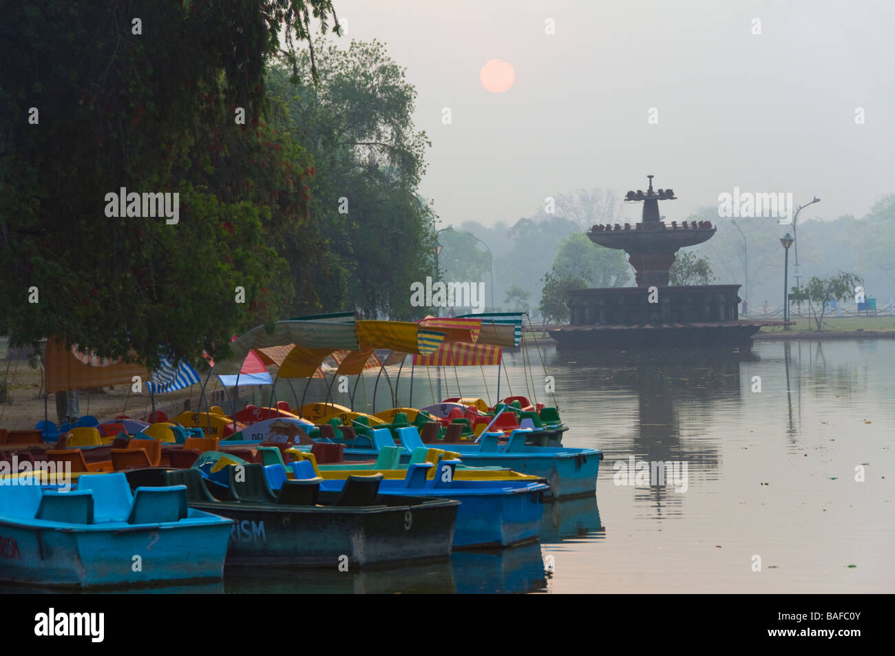 Stagno di sunrise vicino al Amar Jyoti Jawan India Gate Delhi India Foto Stock