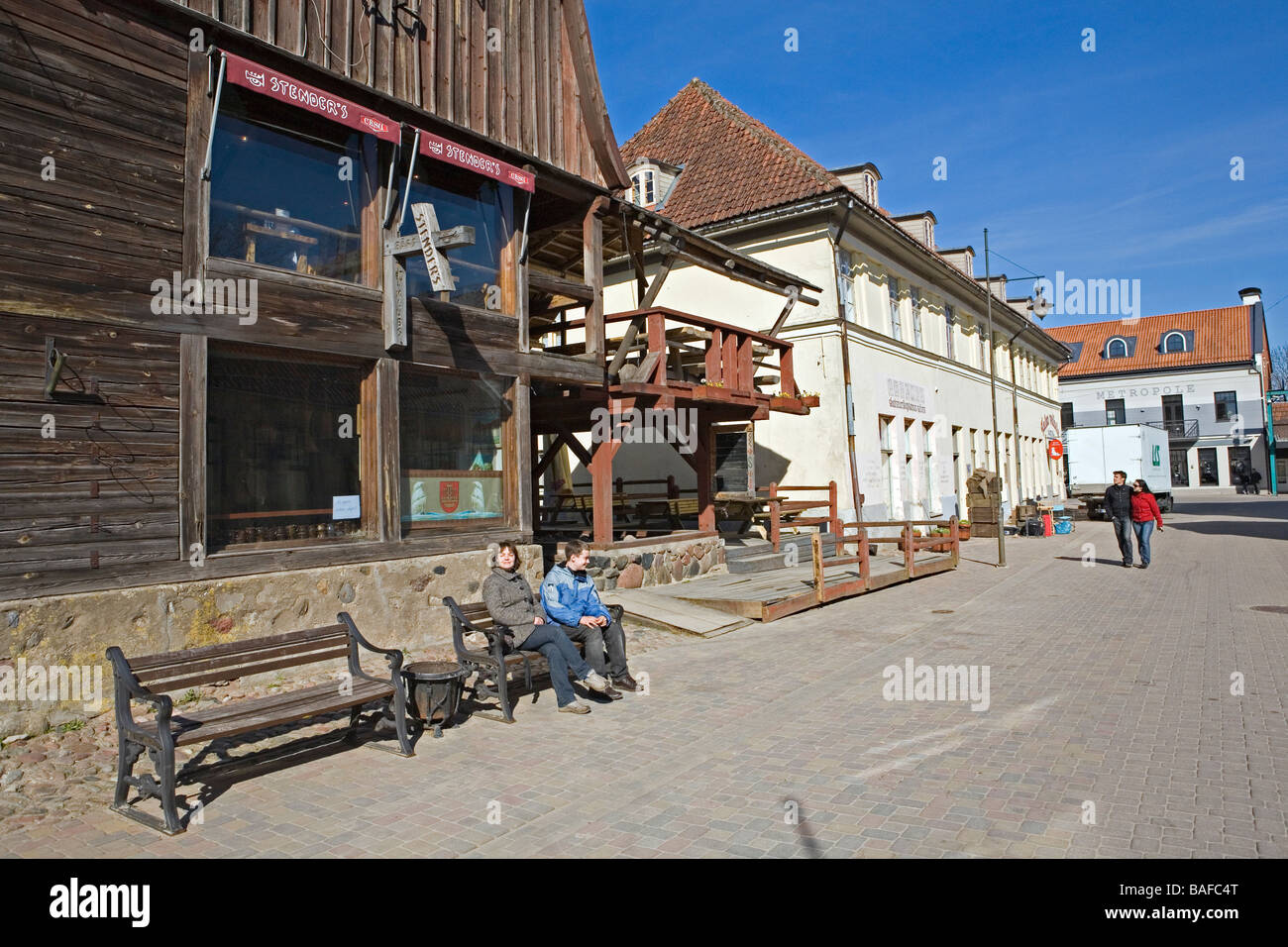 Strada pedonale nel centro della città di Kuldiga in Kurzeme Lettonia Foto Stock