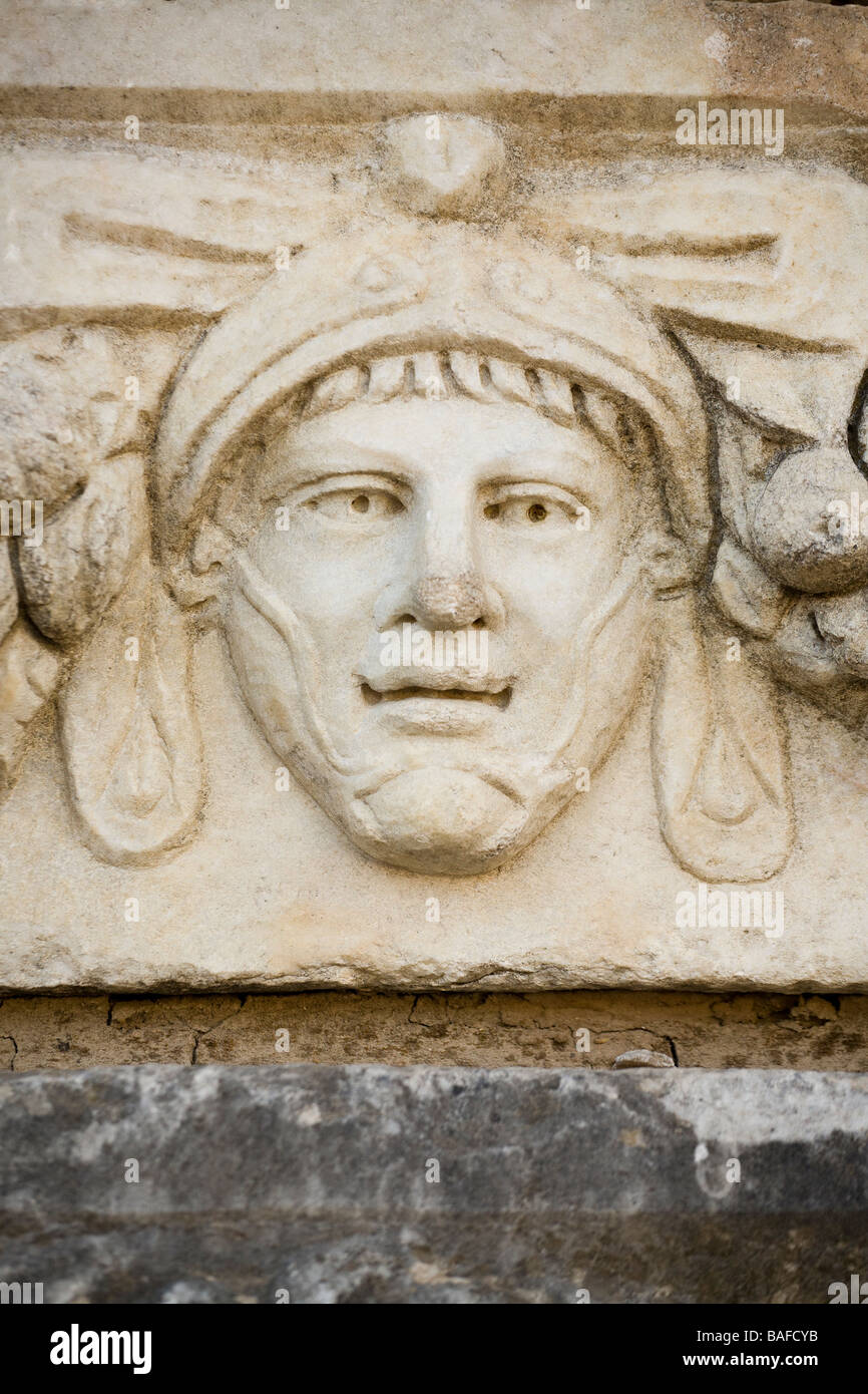 Un soldato o un gladiatore. Una faccia helmeted è rappresentato in questo carving dalla colonia di artisti e la scuola ha raccolto presso Aphrodisias Foto Stock