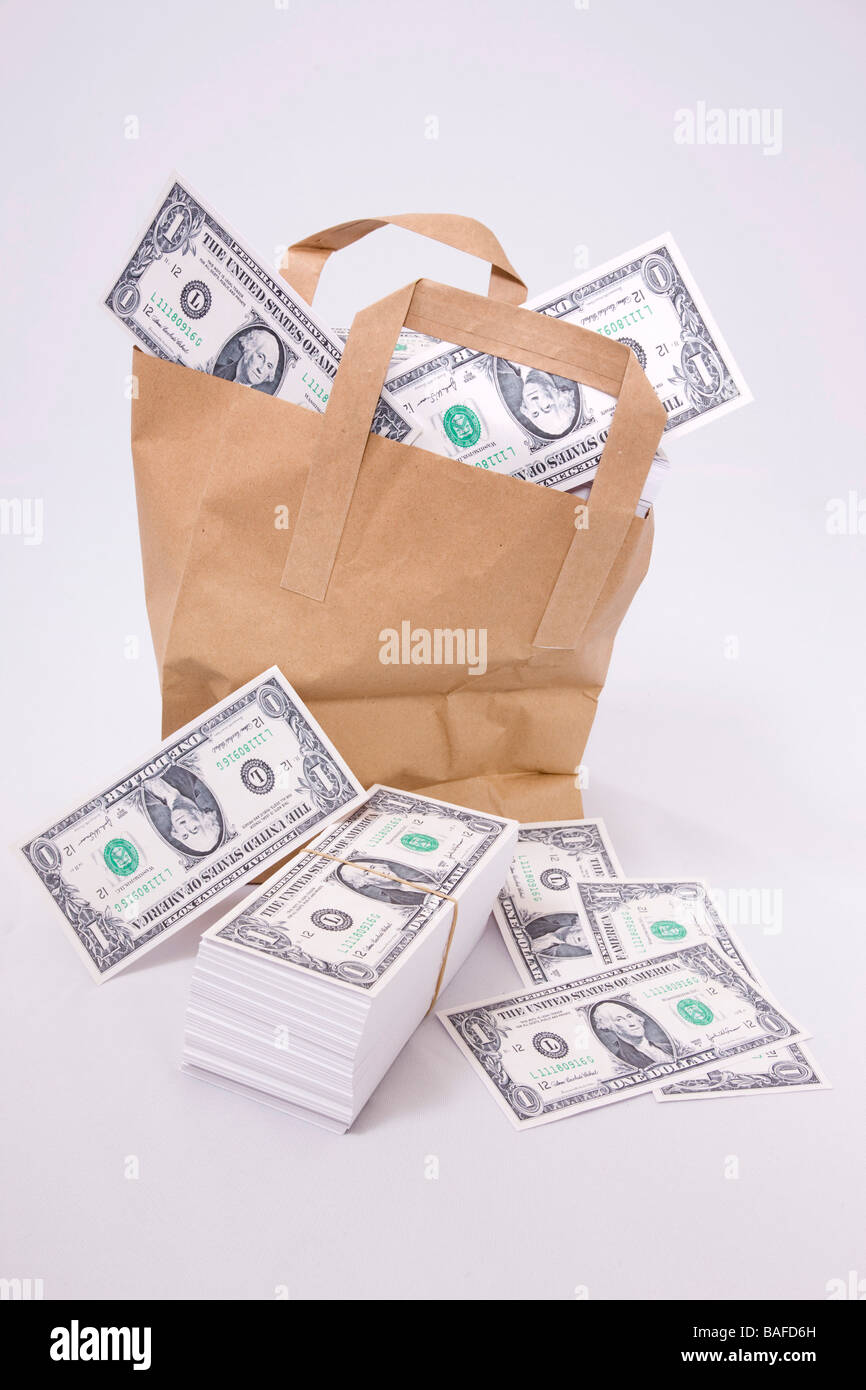 Sacchetto di carta pieno di denaro Foto Stock
