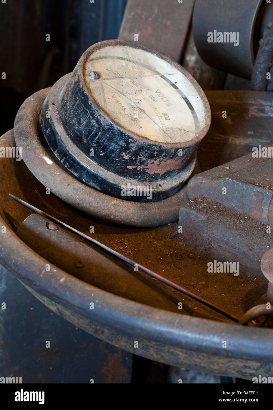 Voltmetro rotto scartato tra gli altri detriti industriali al Tyneside Railway Museum nella Contea di Durham Foto Stock