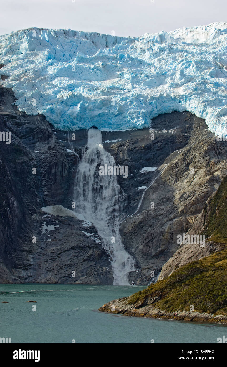 Vista di un ghiacciaio e cascata lungo il Canale di Beagle, Tierra del Fuego Foto Stock