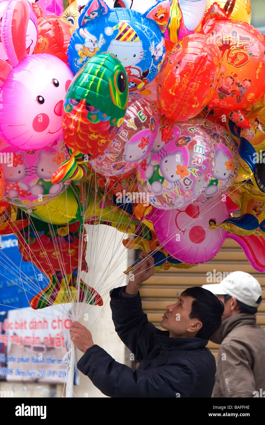 Venditore ambulante vendita di palloncini colorati per il Tet in Hanoi  Vietnam Foto stock - Alamy