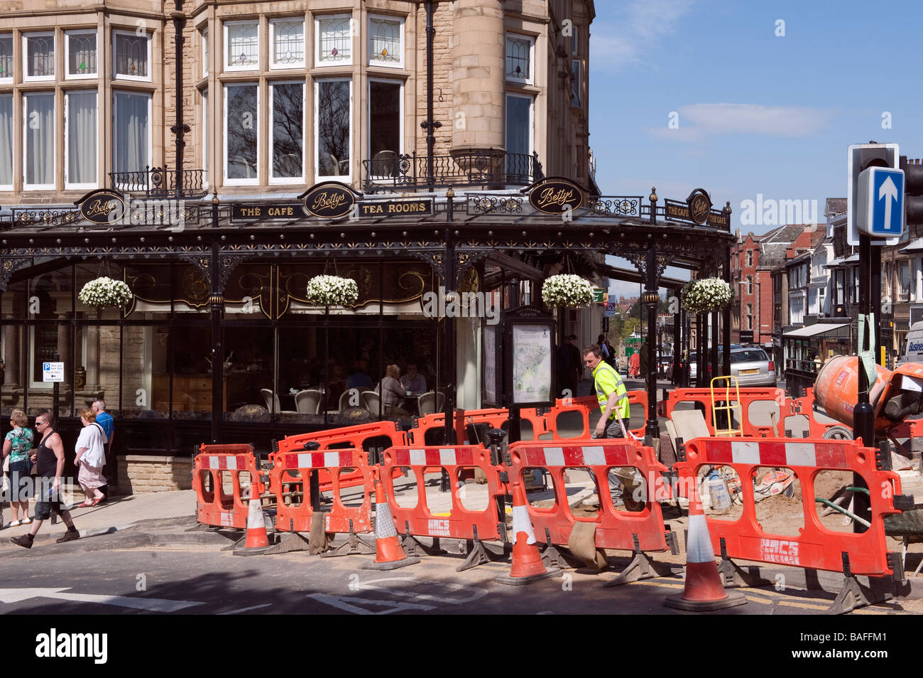 Le riparazioni di pavimentazione in una popolare area di Harrogate, "North Yorkshire, Inghilterra, "Gran Bretagna" Foto Stock