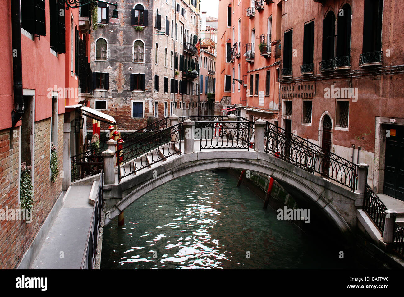 Piccola stradina veneziana bridge Venezia Italia Foto Stock