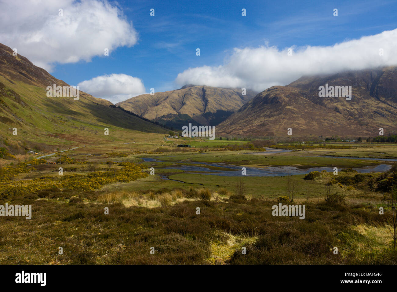 Guardando dal MacCrae monumento di Clachan Duich fino Strath Croe verso un' Ghlas-bhein Foto Stock