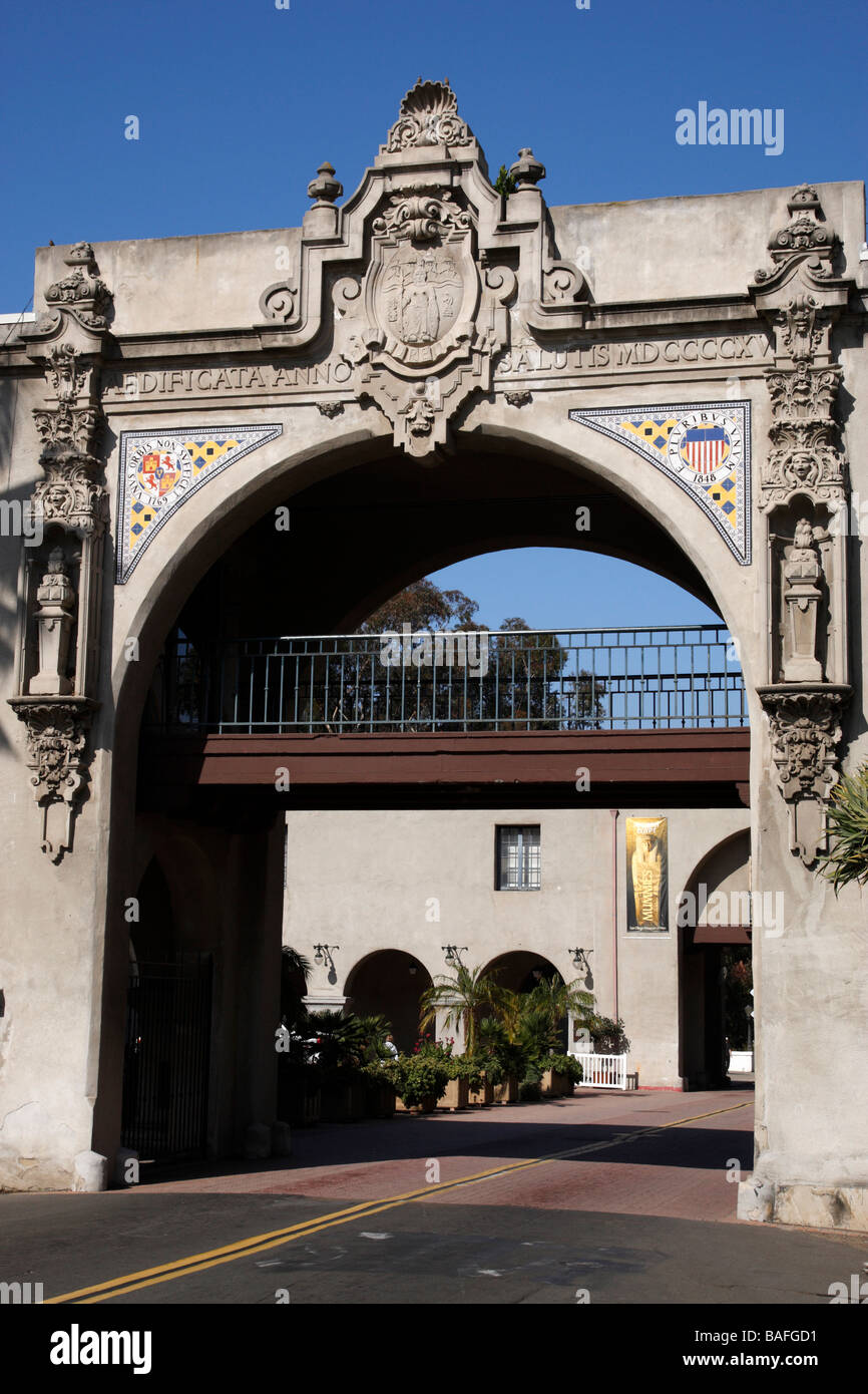 Ornato ponte su El Prado vicino all'ingresso del museo dell'uomo balboa park di san diego california usa Foto Stock