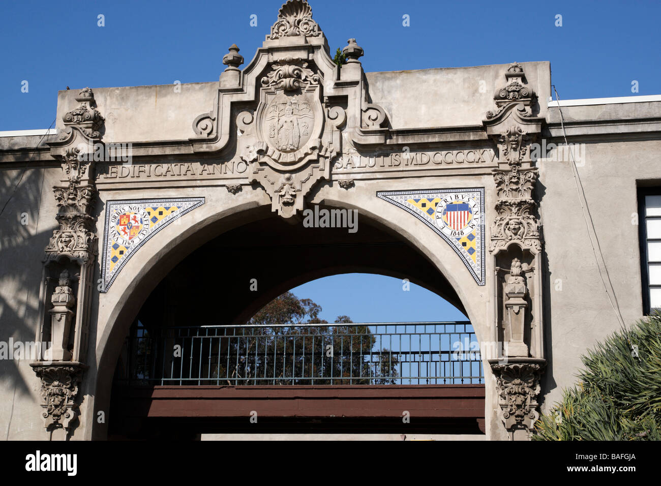 Ornato ponte su El Prado vicino all'ingresso del museo dell'uomo balboa park di san diego california usa Foto Stock