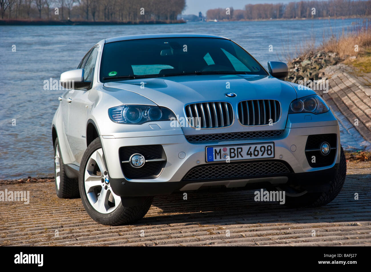 Argento BMW X6 vista frontale Foto Stock