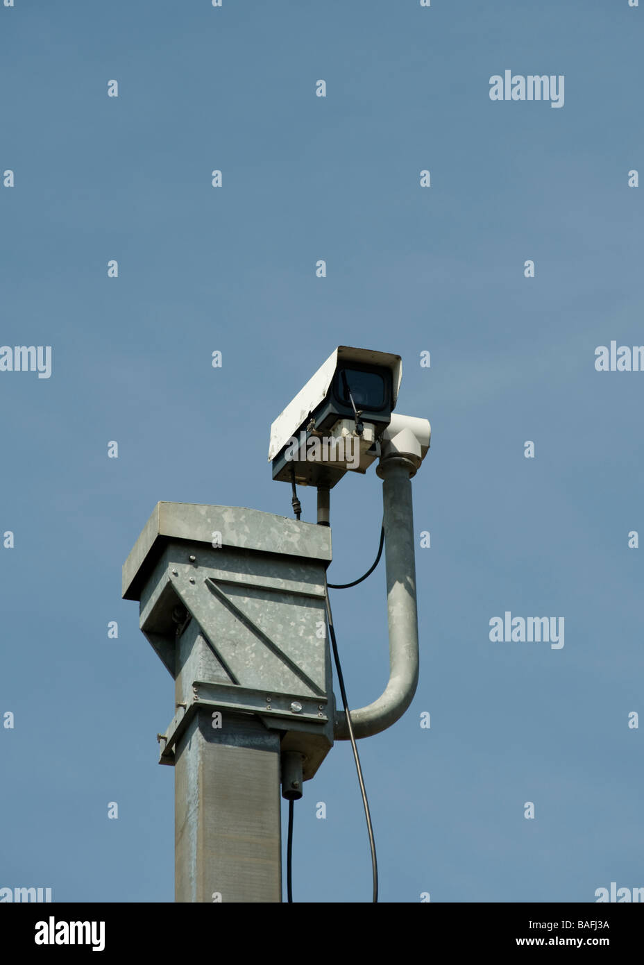 Polizia stradale Telecamera di sorveglianza continua a guardare oltre la M25 in Essex. Sicurezza o intrusioni? Foto Stock