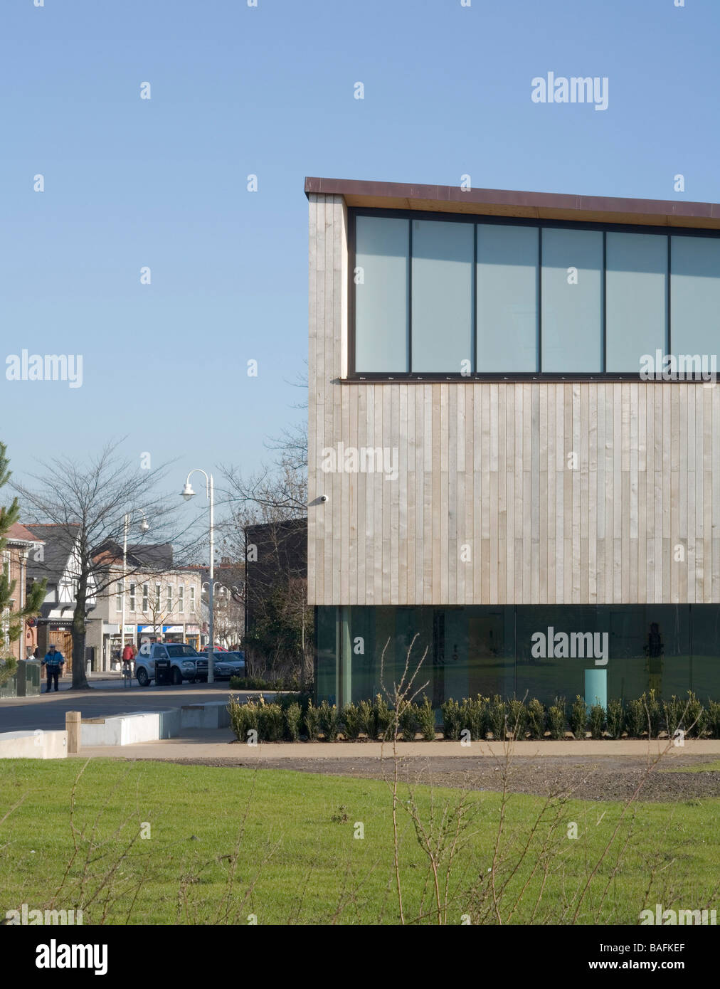 Formby piscina, Formby, Regno Unito, Feilden Clegg Bradley Architects, Formby piscina con vista città. Foto Stock