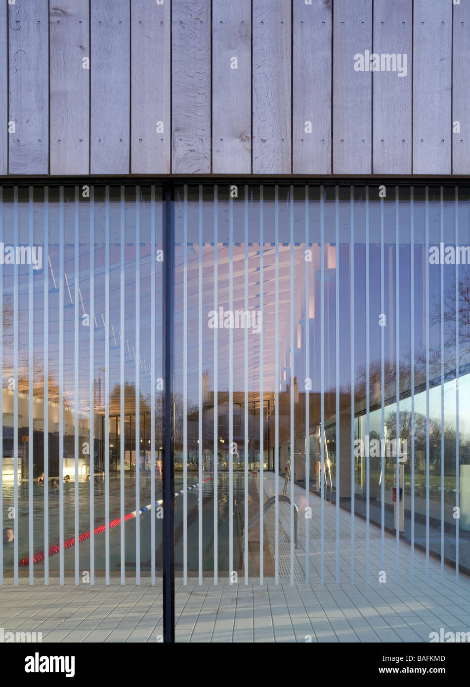 Formby piscina, Formby, Regno Unito, Feilden Clegg Bradley Architects, Formby piscina vista attraverso il vetro. Foto Stock