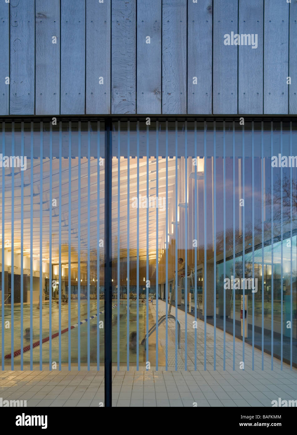 Formby piscina, Formby, Regno Unito, Feilden Clegg Bradley Architects, Formby piscina vista attraverso il vetro. Foto Stock