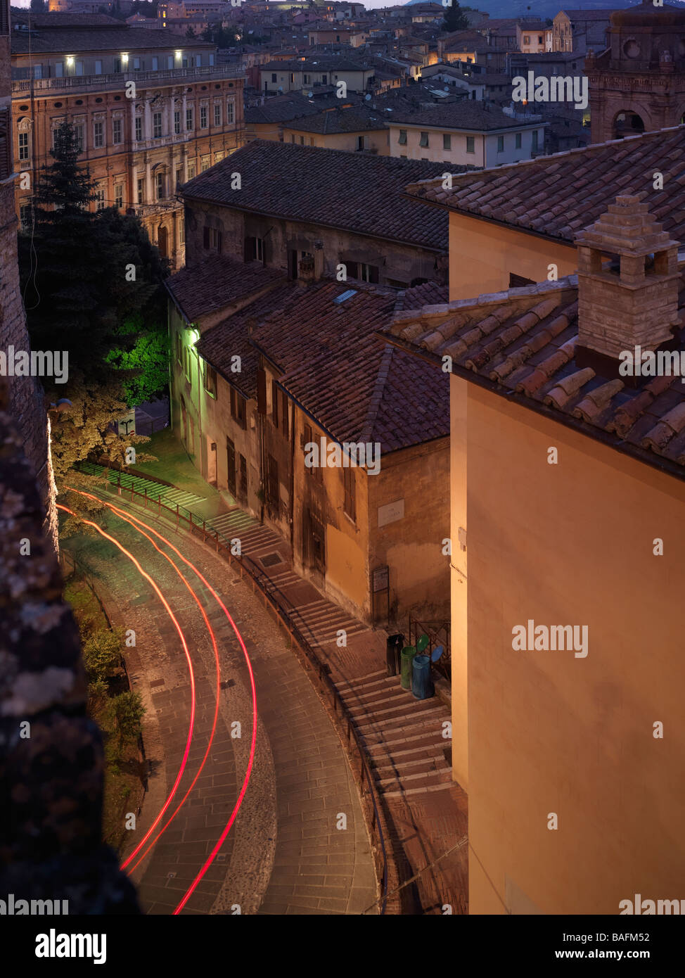 Una ripida strada nel centro storico di Perugia, Italia. Foto Stock