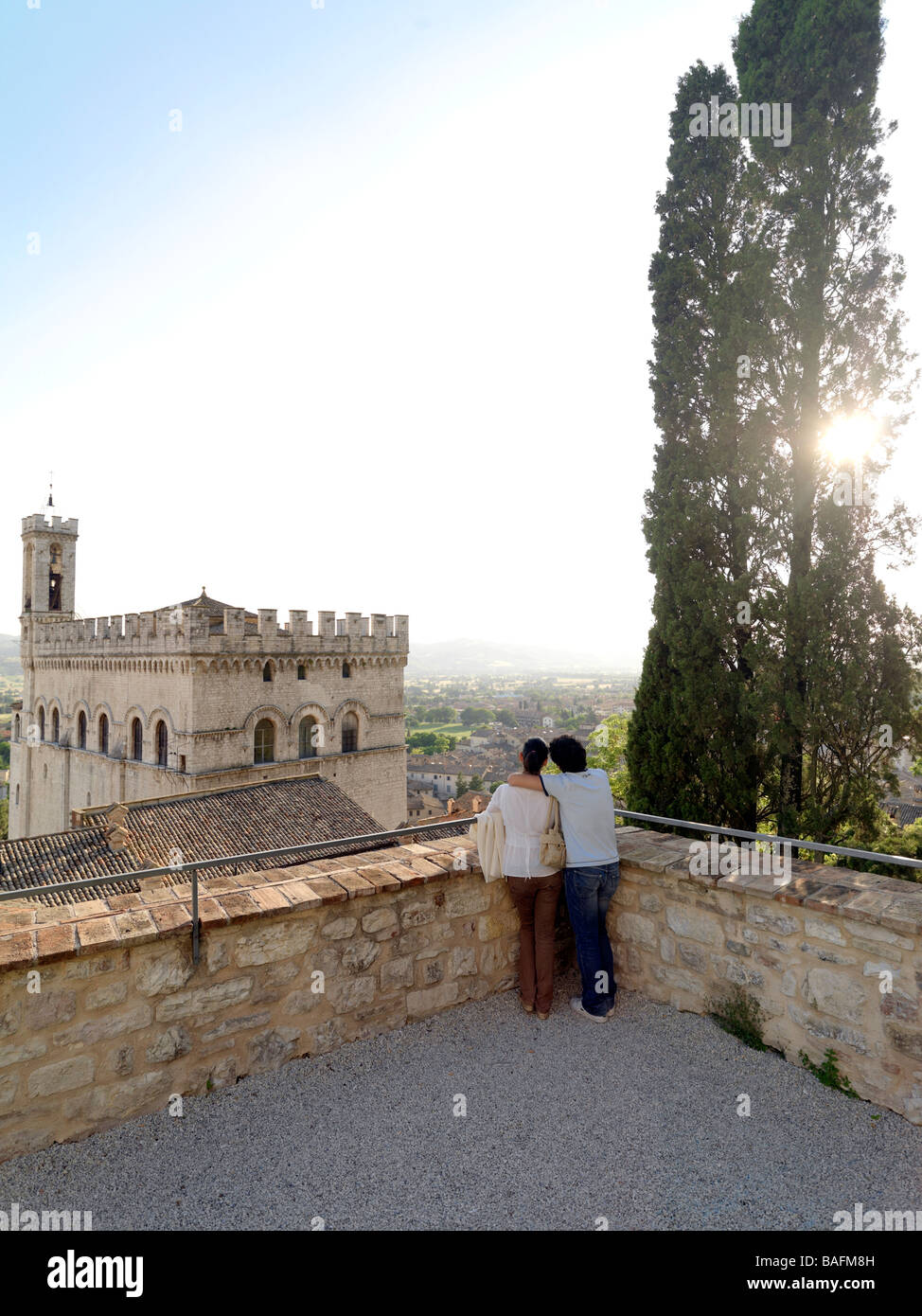 Una giovane coppia gode di un momento romantico insieme nella campagna italiana. Foto Stock