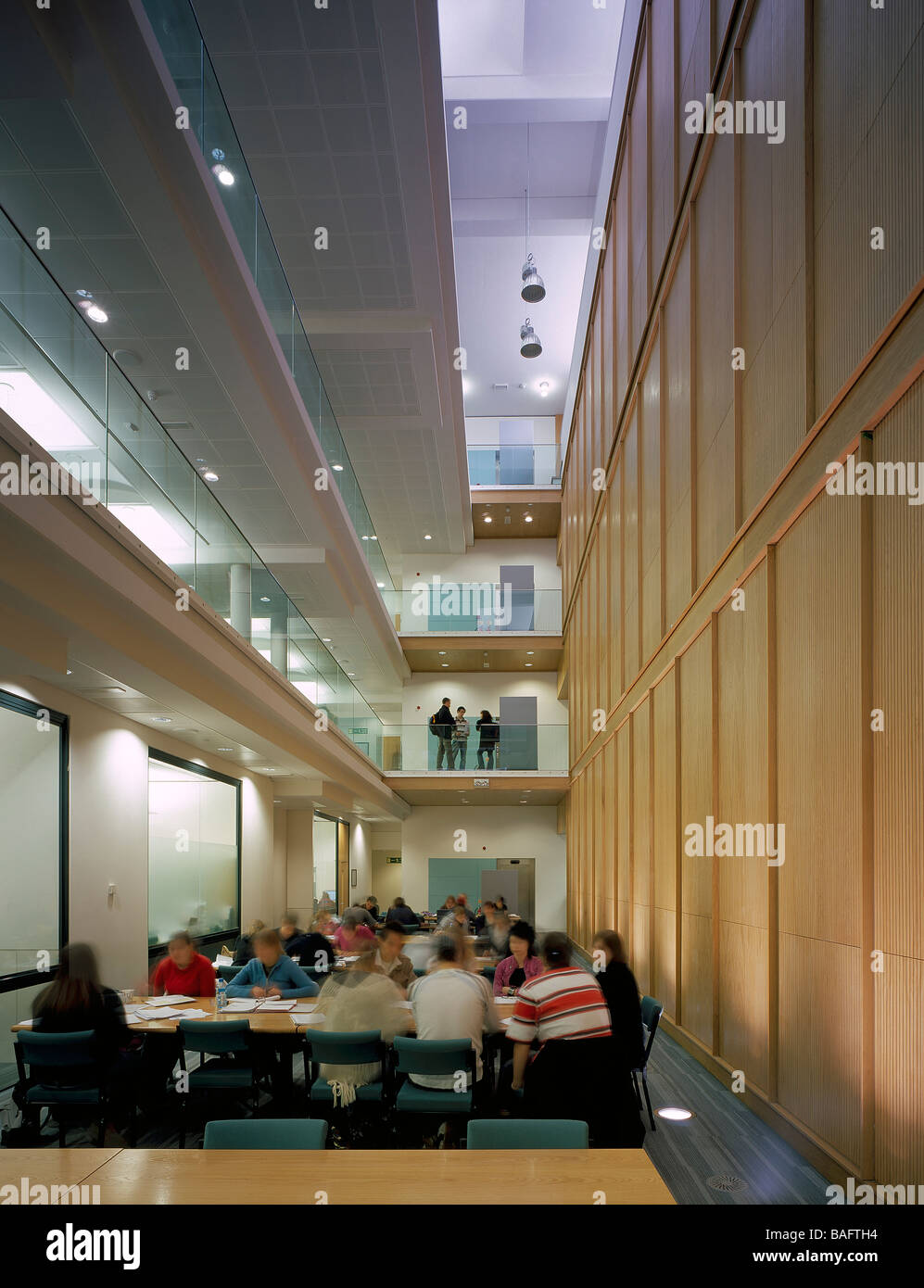 Plymouth University Library interno, vista atrio Foto Stock